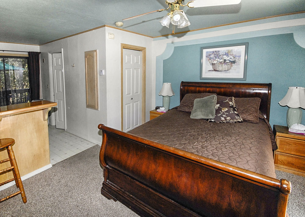 Lazy Z Lodge *